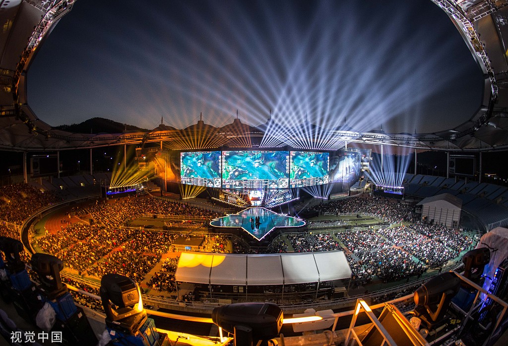 全球总决赛刷新电竞赛事收视纪录，社交媒体话题引爆，电竞商业价值飙升，电竞文化普及加速